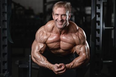 Kas ve tren spor salonu kadar pompalama acımasız güçlü vücut geliştirmeci adam