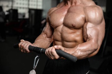 Kas ve tren spor salonu kadar pompalama acımasız güçlü vücut geliştirmeci adam