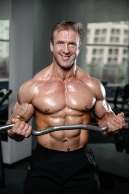 Kas ve tren spor salonu kadar pompalama acımasız güçlü vücut geliştirmeci adam