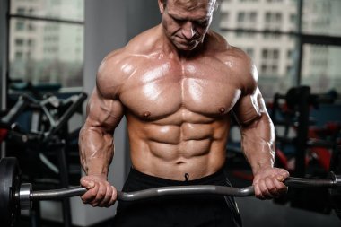 Kas ve tren spor salonu kadar pompalama acımasız güçlü vücut geliştirmeci adam