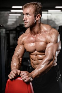 Kas ve tren spor salonu kadar pompalama acımasız güçlü vücut geliştirmeci adam