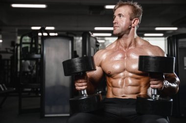Kas ve tren spor salonu kadar pompalama acımasız güçlü vücut geliştirmeci adam