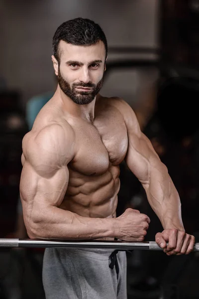 Yakışıklı fitness model eğitmek spor salonu kazanç muscl — Stok fotoğraf