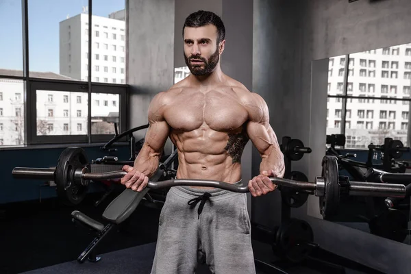 Yakışıklı fitness model eğitmek spor salonu kazanç muscl — Stok fotoğraf