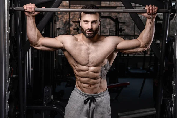 Yakışıklı fitness model eğitmek spor salonu kazanç muscl — Stok fotoğraf