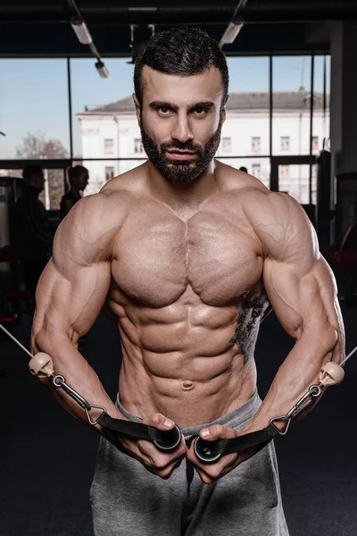 Yakışıklı fitness model eğitmek spor salonu kazanç muscl — Stok fotoğraf