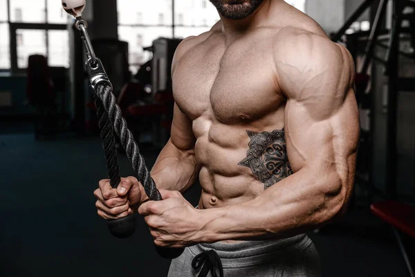 Guapo tren modelo de fitness en el gimnasio ganancia muscl — Foto de Stock