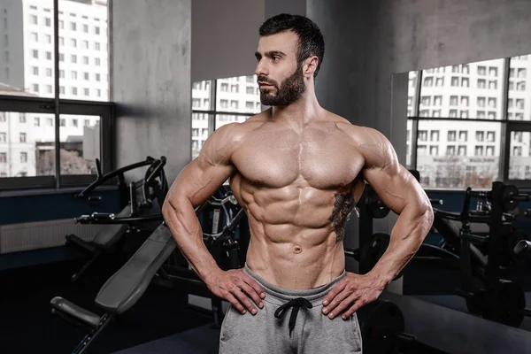 Yakışıklı fitness model eğitmek spor salonu kazanç muscl — Stok fotoğraf