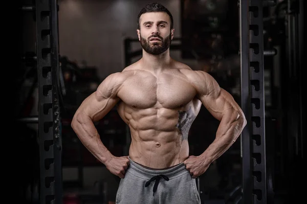 Yakışıklı fitness model eğitmek spor salonu kazanç muscl — Stok fotoğraf