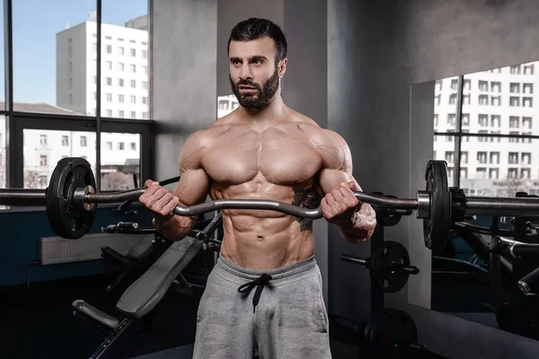 Yakışıklı fitness model eğitmek spor salonu kazanç muscl — Stok fotoğraf