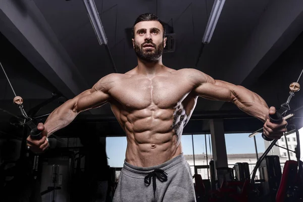 Guapo tren modelo de fitness en el gimnasio ganancia muscl — Foto de Stock