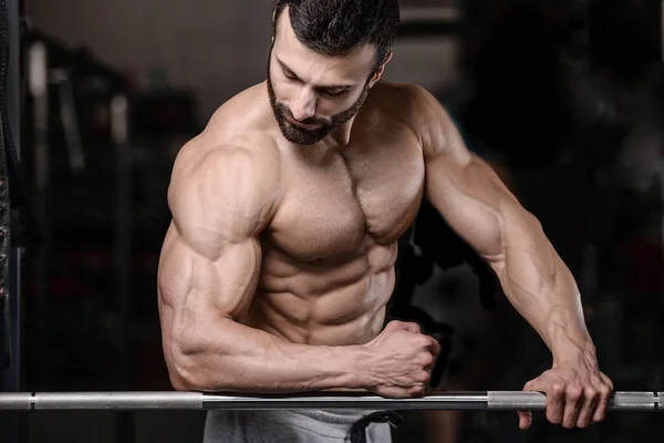 Guapo tren modelo de fitness en el gimnasio ganancia muscl —  Fotos de Stock