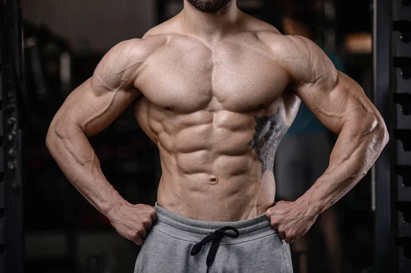 Guapo tren modelo de fitness en el gimnasio ganancia muscl — Foto de Stock