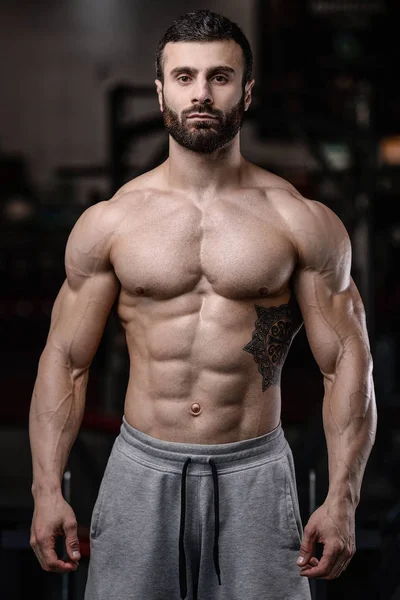 Handsome fitness model train in the gym gain muscl — Stock Photo, Image