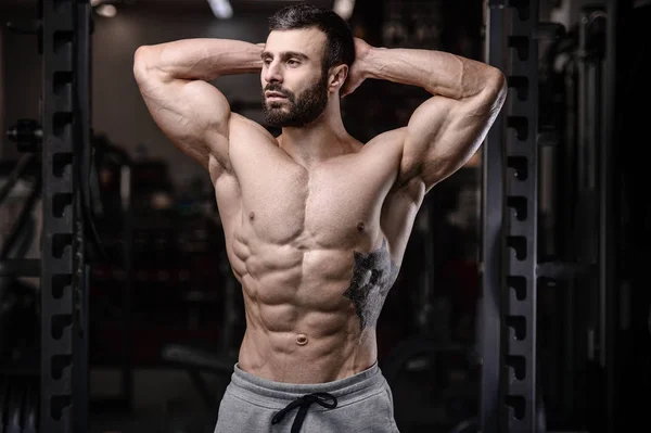 Hezký vhodnosti modelu trénovat v tělocvičně zisk muscl — Stock fotografie