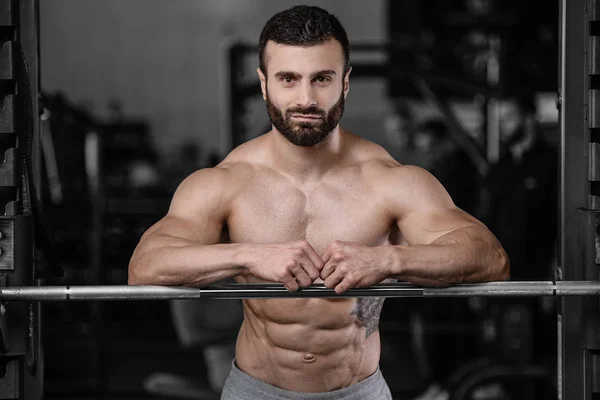 Yakışıklı fitness model eğitmek spor salonu kazanç muscl — Stok fotoğraf