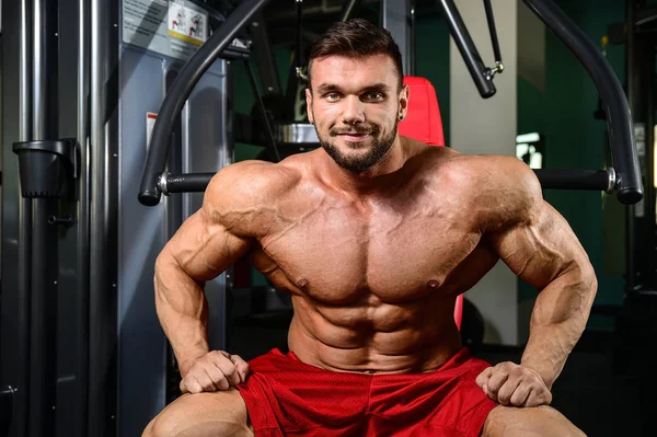 Brutale sterke bodybuilder man oppompen van spieren en sportschool trainen — Stockfoto