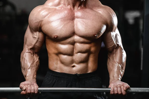 Brutaler starker Bodybuilder, der Muskeln aufpumpt und Fitnessstudio trainiert — Stockfoto
