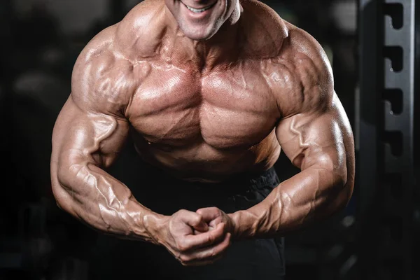 Brutale forte bodybuilder uomo pompaggio muscoli e treno palestra — Foto Stock