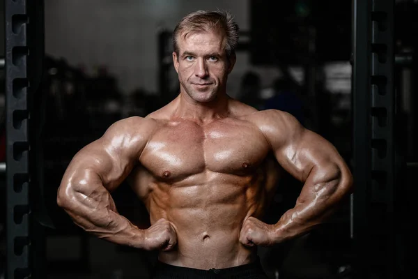 Βάναυση ισχυρή bodybuilder άνθρωπος άντληση τους μυς και να εκπαιδεύσει γυμναστήριο — Φωτογραφία Αρχείου