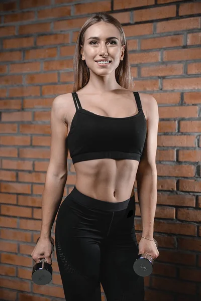 Junge sexy Fitness-Frau trainiert und trainiert im Fitnessstudio gesund — Stockfoto