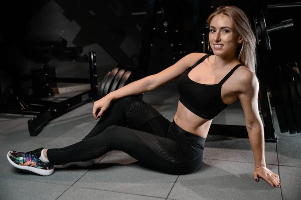 Genç seksi fitness kadın tren ve sağlıklı spor salonunda egzersiz — Stok fotoğraf