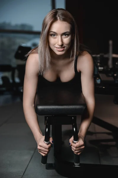 Молодая сексуальная фитнес-женщина тренируется и осуществляет в тренажерном зале здоровым — стоковое фото