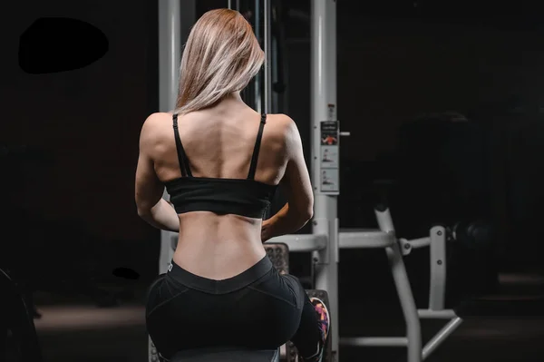 Joven sexy fitness mujer entrenar y hacer ejercicio en gimnasio saludable — Foto de Stock