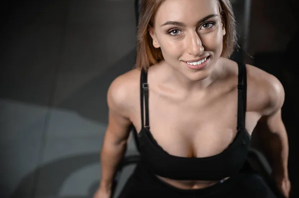 Genç seksi fitness kadın tren ve sağlıklı spor salonunda egzersiz — Stok fotoğraf