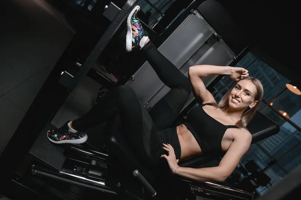 Genç seksi fitness kadın tren ve sağlıklı spor salonunda egzersiz — Stok fotoğraf