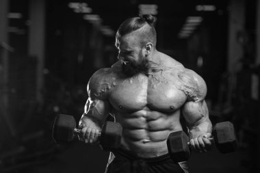 Diyet eğitim kas pompalama yakışıklı güç atletik erkek