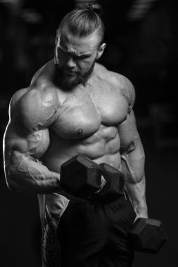 Diyet eğitim kas pompalama yakışıklı güç atletik erkek