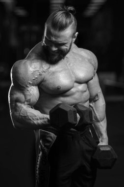 Diyet eğitim kas pompalama yakışıklı güç atletik erkek