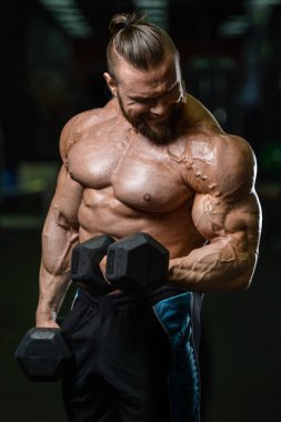 Diyet eğitim kas pompalama yakışıklı güç atletik erkek