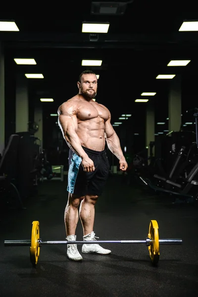 Kaukasische sexy Fitness männliche Modell führen Übung mit Langhantel — Stockfoto