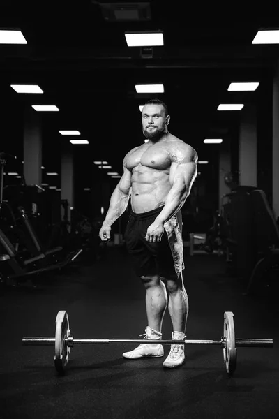 Caucasico sexy fitness modello maschile eseguire l'esercizio con bilanciere — Foto Stock