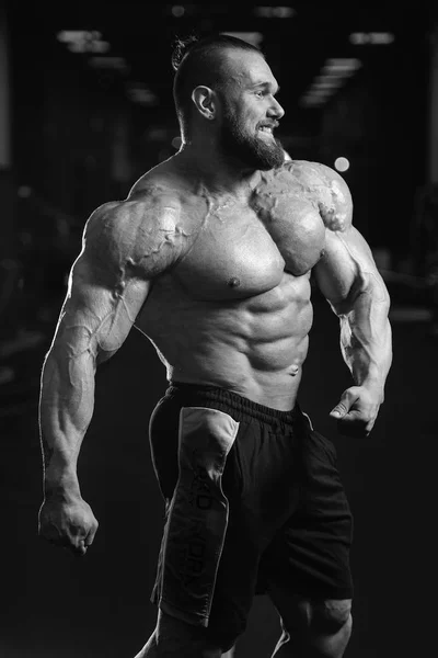 ダイエット トレーニング胸 pum に残忍な白人ハンサムなフィットネスの男性 — ストック写真