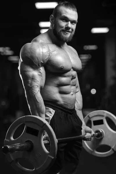 Hezký moc atletický muž na stravu školení se svaly čerpání — Stock fotografie