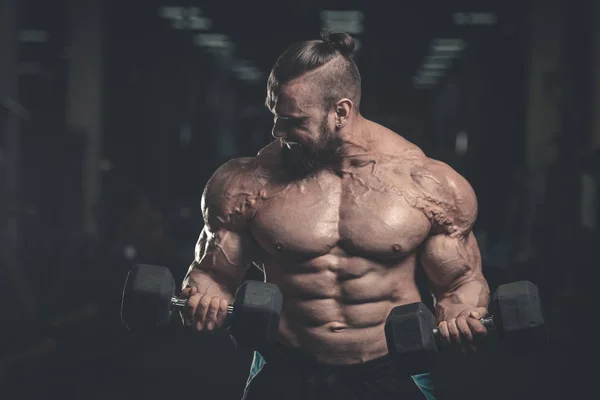 Guapo poder atlético hombre en la dieta de entrenamiento bombeo de los músculos — Foto de Stock