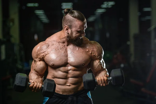 Bonito homem atlético poder no treinamento de dieta bombeando os músculos — Fotografia de Stock