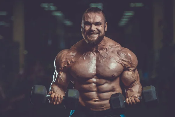 Komea voima urheilullinen mies ruokavalio koulutus pumppaus lihaksia — kuvapankkivalokuva