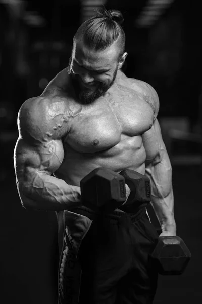 Guapo poder atlético hombre en la dieta de entrenamiento bombeo de los músculos — Foto de Stock