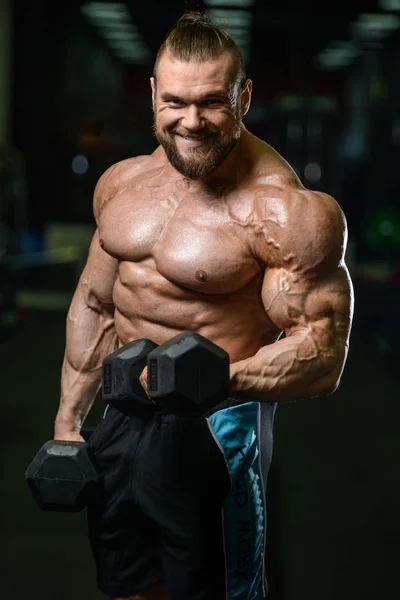 Guapo poder atlético hombre en la dieta de entrenamiento bombeo de los músculos —  Fotos de Stock