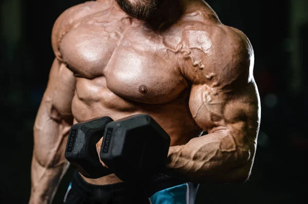 Guapo poder atlético hombre en la dieta de entrenamiento bombeo de los músculos —  Fotos de Stock