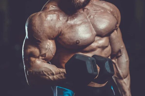 Guapo poder atlético hombre en la dieta de entrenamiento bombeo de los músculos —  Fotos de Stock