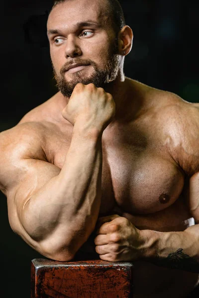 Portret van een knappe jongen op een achtergrond van sportschool — Stockfoto