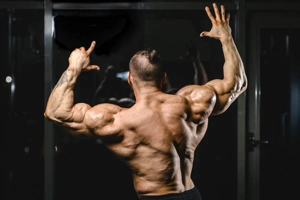 Guapo poder atlético hombre dieta entrenamiento bombeo hasta la espalda músculo — Foto de Stock