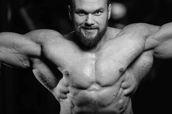 Brutala kaukasiska stilig fitness män på kost utbildning bröstet pum — Stockfoto