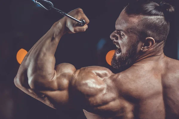 Bonito homem atlético poder no treinamento de dieta bombeando os músculos — Fotografia de Stock