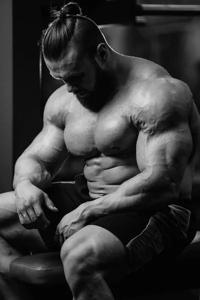 Bell'uomo muscoloso caucasico in forma che flette i muscoli in palestra — Foto Stock